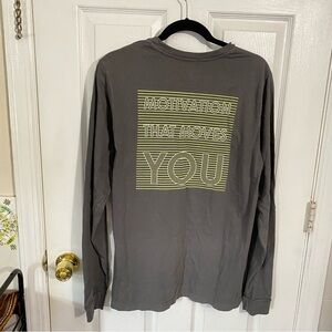 Peloton-Unisex M-Venice Pocket Graphic Logo Long Sleeve T-Shirt Gray